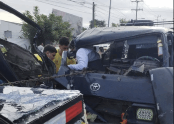 Microbús choca contra rastra y deja cinco lesionados en ilopango